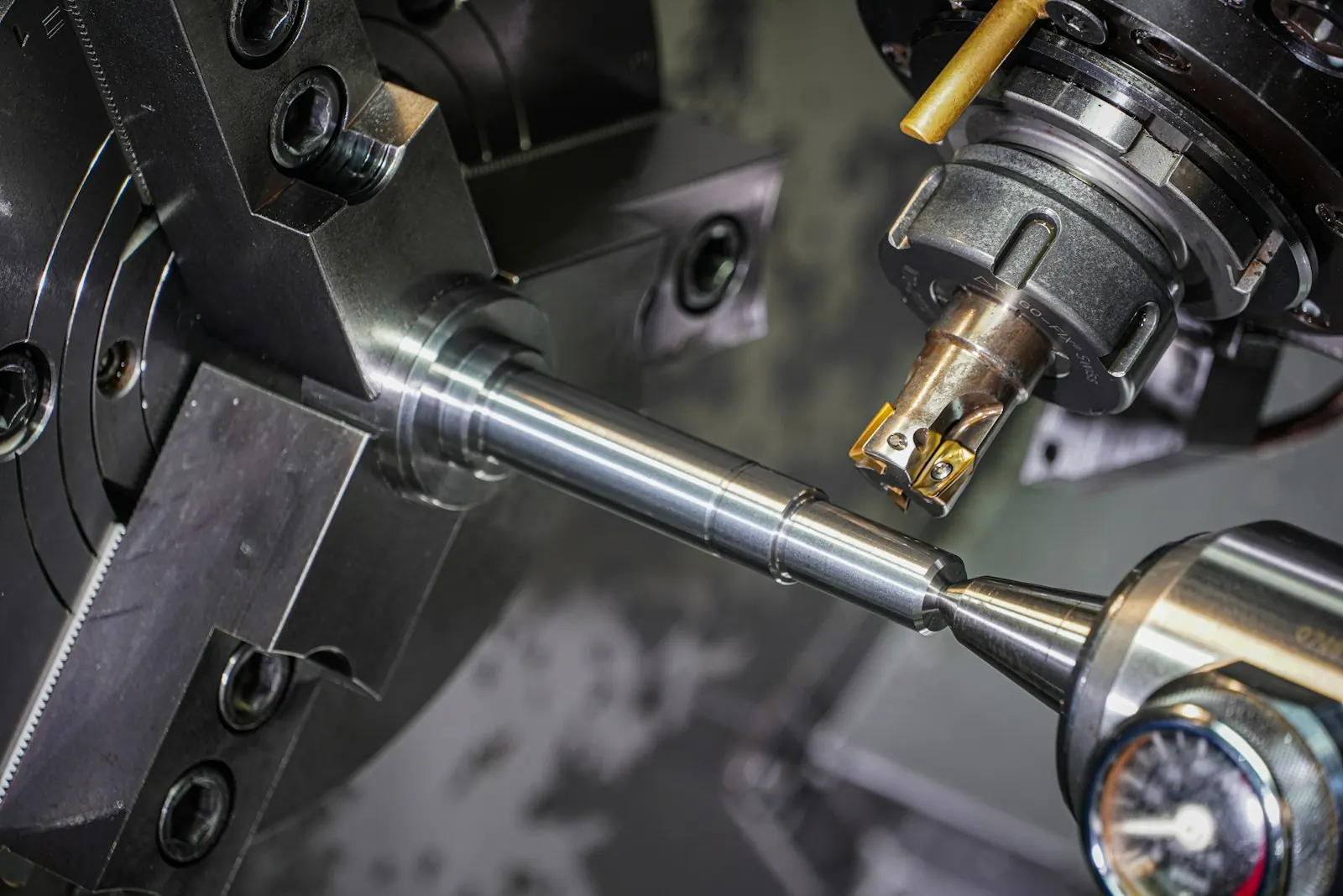 Peça sendo usinada em torno CNC